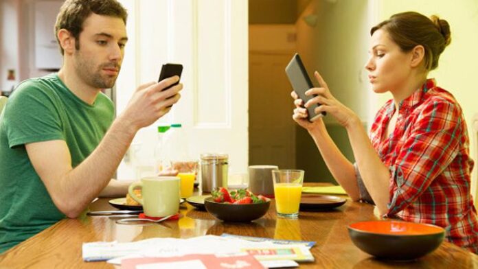 EEUU: pagarán 25.000 dólares a las parejas que soporten un mes sin celular