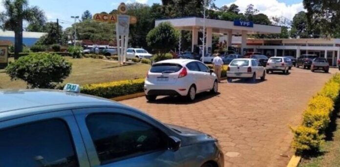 Ante la alta demanda y escases, buscan limitar el horario de carga de combustible a extranjeros en Iguazú