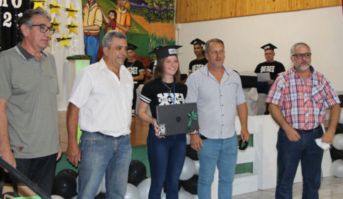 Dana, la flamante egresada de la EFA de Campo Viera, premiada por el INYM por sus excelentes notas