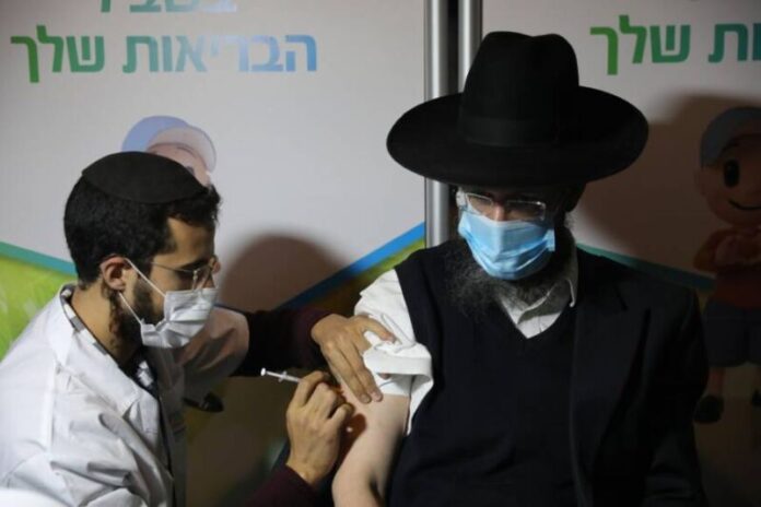 Israel analiza aplicar una cuarta dosis a personas con inmunodeficiencias