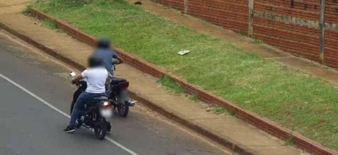 Las cámaras del 911 captaron cuando dos jóvenes robaban una motocicleta: ambos fueron atrapados