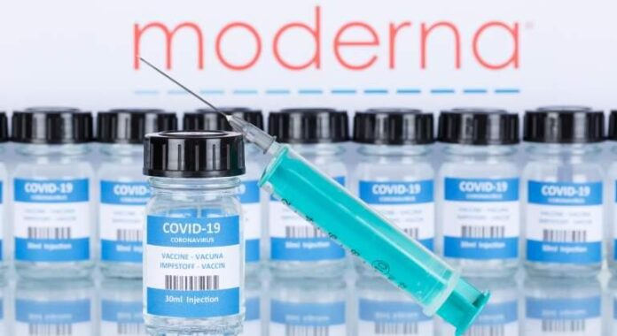 Moderna dice que dosis de refuerzo de su vacuna "parece proteger" frente a la variante Ómicron
