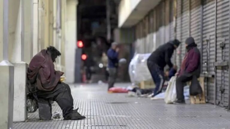 Por mes, más de un millón de argentinos caen en la pobreza por la inflación