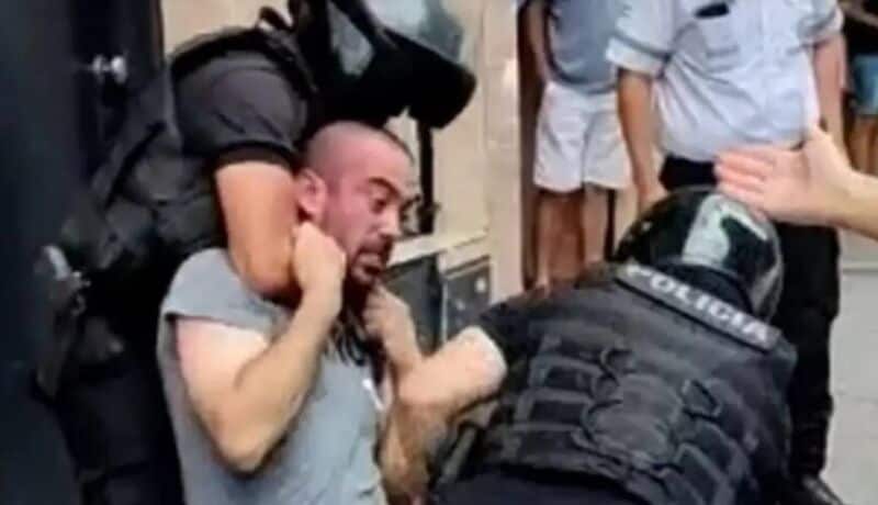 Santa Fe: un conductor estacionó mal, quiso escapar y terminó a los golpes con la policía