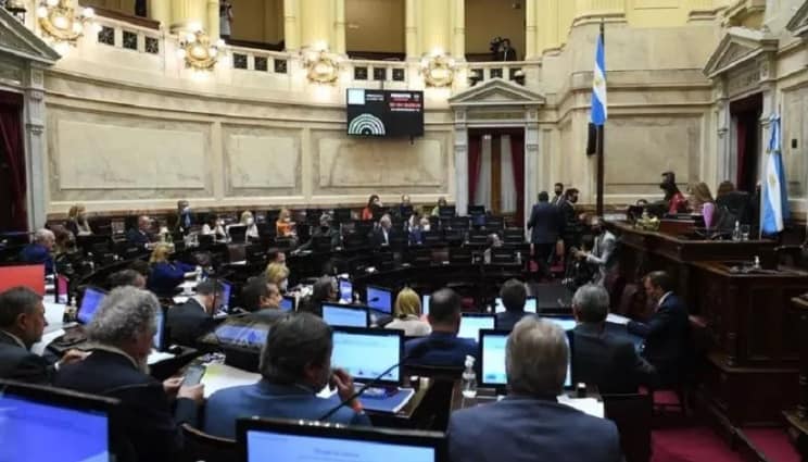 En su última sesión con mayoría en el Senado, el oficialismo aprobó más de 40 decretos del Presidente