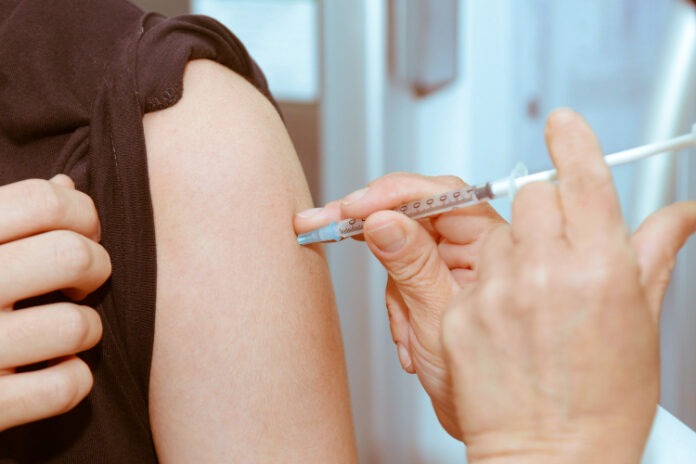 Avance de la Ómicron: expertos llamaron a aumentar la vacunación y las pruebas serológicas