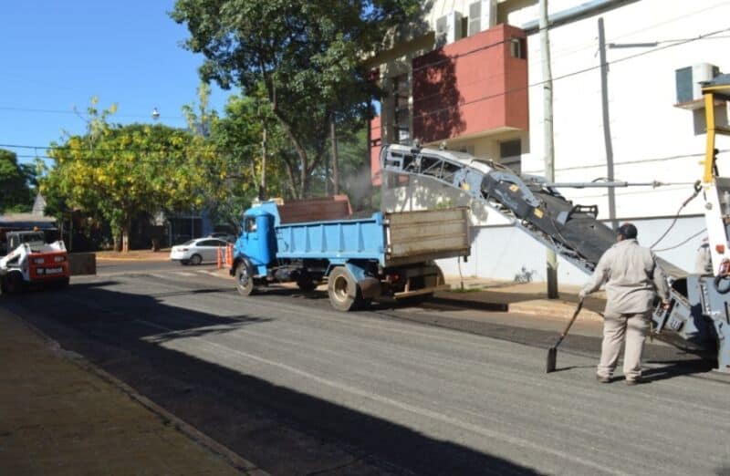 Municipales reparan la calle 3 de Febrero de Posadas