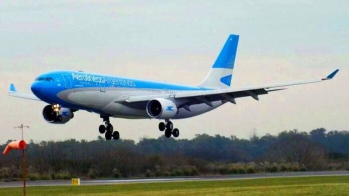 Aerolíneas Argentinas informó que podría haber demoras y cancelaciones por la nueva ola de Covid-19