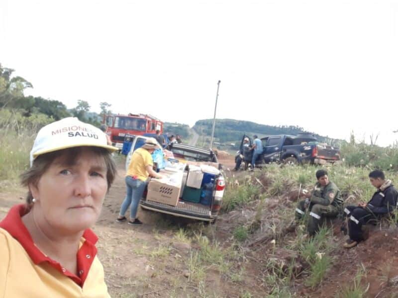 Asisten con frutas y alimentos a bomberos voluntarios que combaten los focos de incendios en Misiones