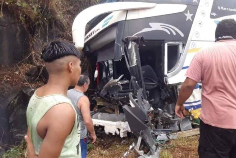 Tragedia en Puerto Leoni: choque entre un colectivo y una camioneta dejó al menos dos muertos