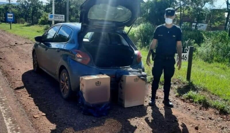 Contrabandista huyó y abandonó un automóvil cargado de cigarrillos en Puerto Leoni: intensifican su búsqueda