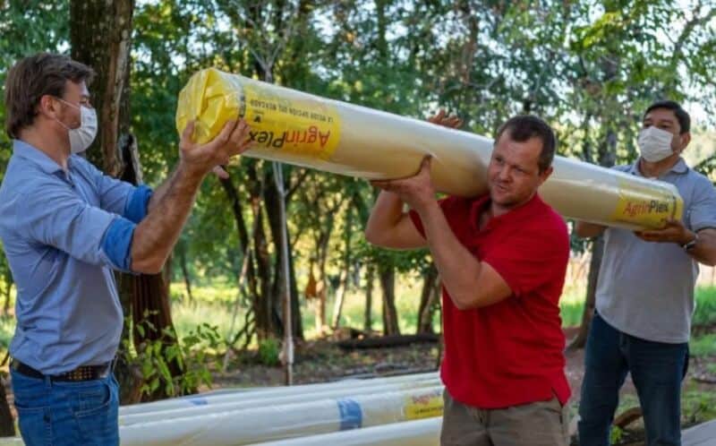 Entregaron techos de invernáculos a pequeños productores afectados por el último temporal en Andrade
