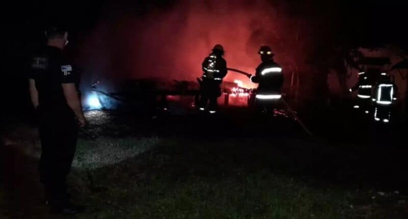 Incendio consumió por completo una vivienda en Puerto Leoni: no hubo heridos