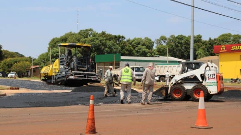 Asfaltan la etapa final de la avenida Gendarmería en Oberá y conexiones