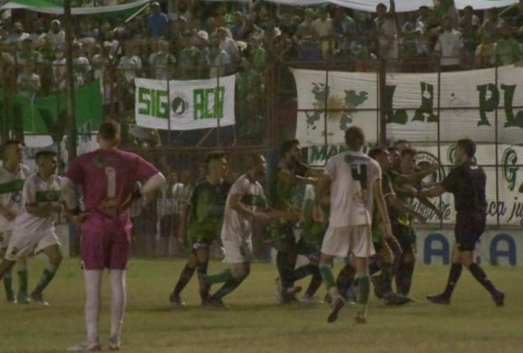 ¡Papelón!: empujones, patadas, balas de goma y suspensión de la final de la liga correntina entre Mandiyú y Ferroviario