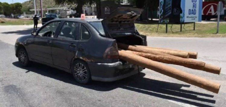 San Luis: joven murió aplastado por los postes que trasladaba en su auto