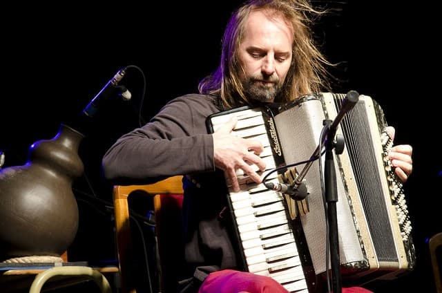 Chango Spasiuk volcó con su auto en una ruta de Corrientes: solo daños materiales