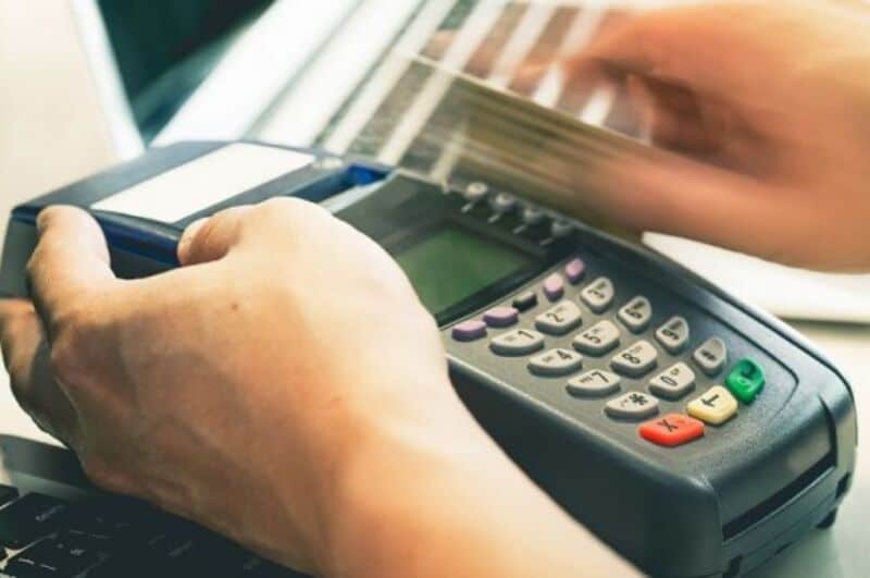 Bancos deberán informar a AFIP compras con tarjetas de débito desde $30 mil