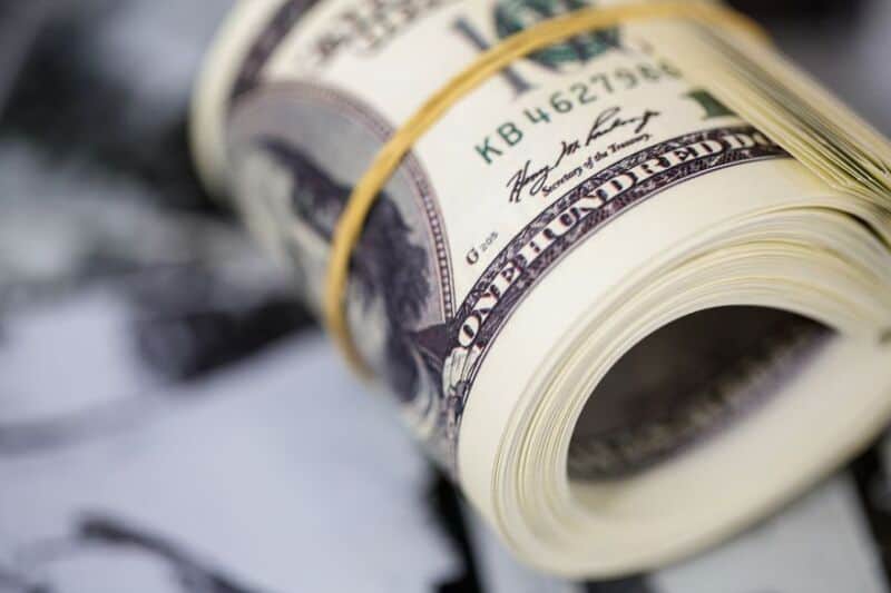 Advierten que el dólar ya alcanzó los 900 pesos en bancos privados