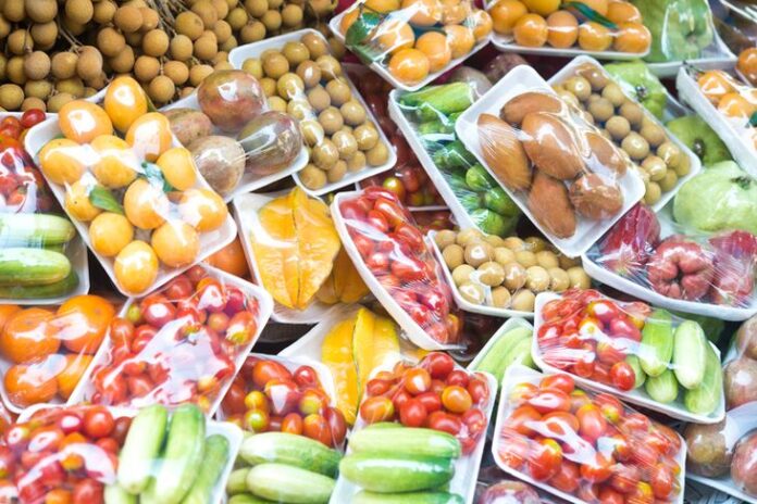 Francia dejará de usar plástico para envasar frutas y verduras pequeñas