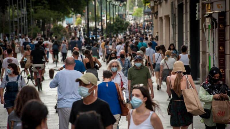 España ya planea tratar el Covid-19 como una gripe común
