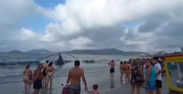 Florianópolis: un helicóptero se estrelló en una de las playas más concurridas por argentinos