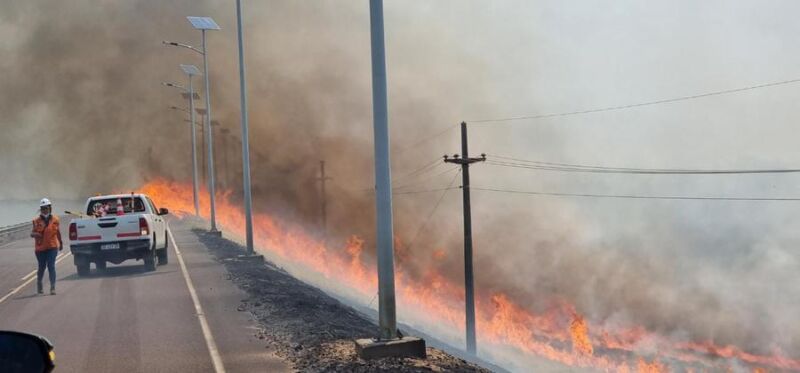 Yacyretá: el fuego amenaza a las obras de Añá Cuá