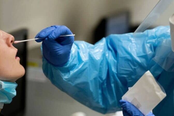 Analizan levantar el aislamiento por contacto estrecho de coronavirus
