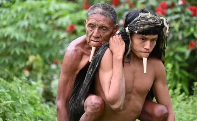La imagen del joven indígena que cargó a su padre durante seis horas para que se vacune contra el coronavirus
