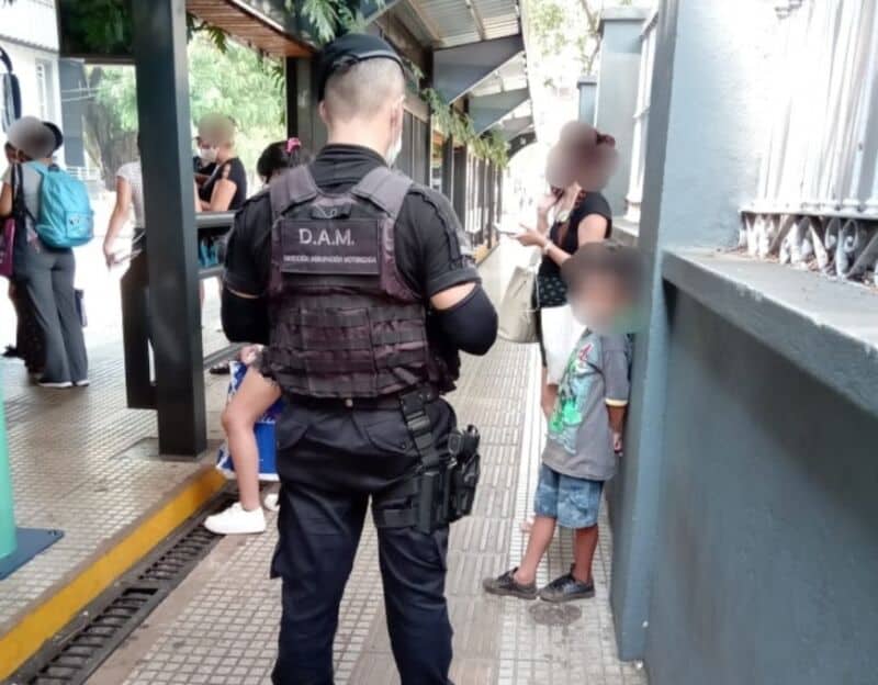 Posadas: efectivos policiales resguardaron a un niño extraviado en la vía pública
