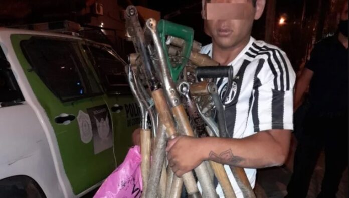 Detuvieron a un joven luego de robar 17 palas a la Municipalidad de Corrientes