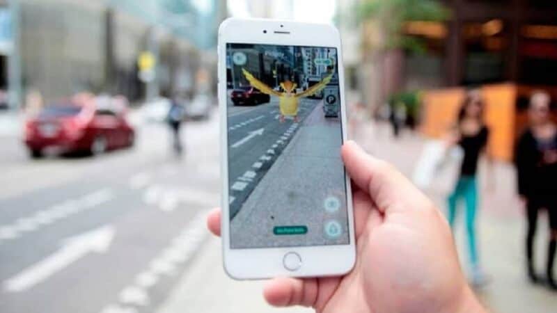 Despidieron a dos policías por ignorar un robo cuando cazaban pokemones