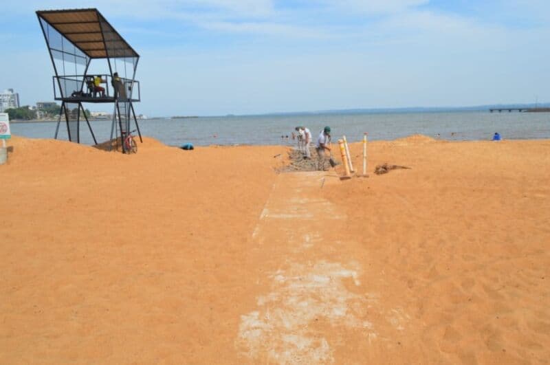 Playa de El Brete: construyen una rampa para personas con discapacidad