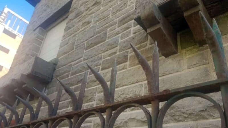 Mar del Plata: un joven de 22 años quiso saltar una reja y se la clavó en los testículos