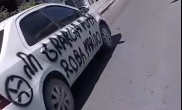 Jujuy: le escribieron con aerosol "roba marido" en el auto