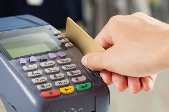 Compras en el exterior: ¿tarjeta de débito o crédito?