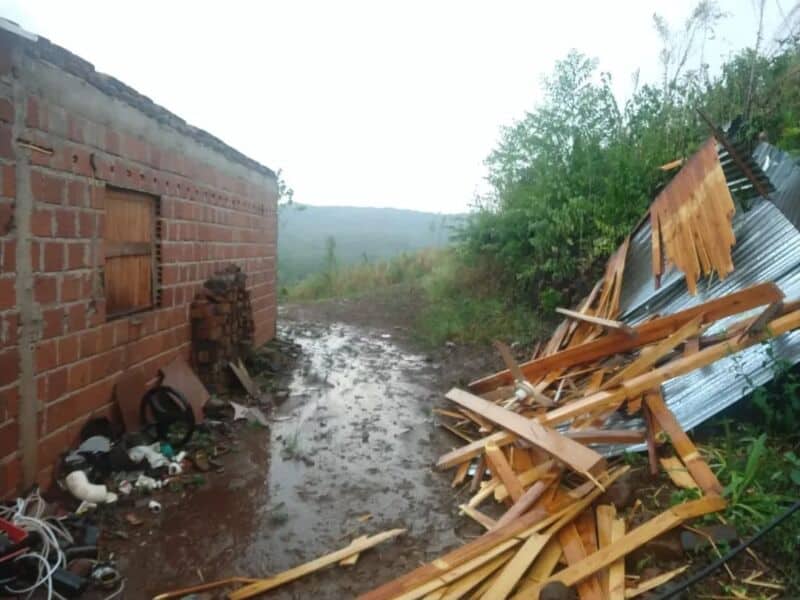 Fuertes vientos volvieron a ocasionar daños en diferentes municipios