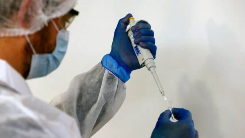 La variante Ómicron ya está en 40 países, sería más contagiosa y eludiría los test