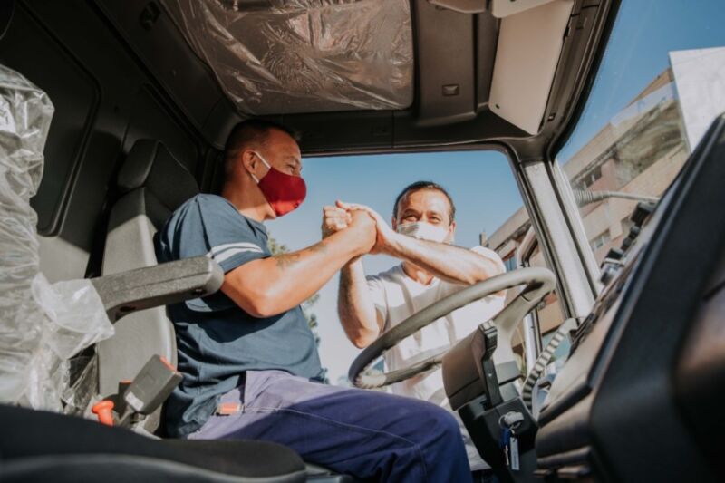 Herrera entregó camiones recolectores y contenedores en Oberá