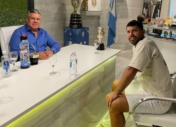 Agüero volvió a la AFA y ratificó que estará en el Mundial de Qatar 2022