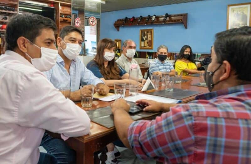 Autoridades del IFAI entregaron asistencia financiera para la reapertura de un restaurante posadeño 1 2 - Asistencia financiera 2 - 1