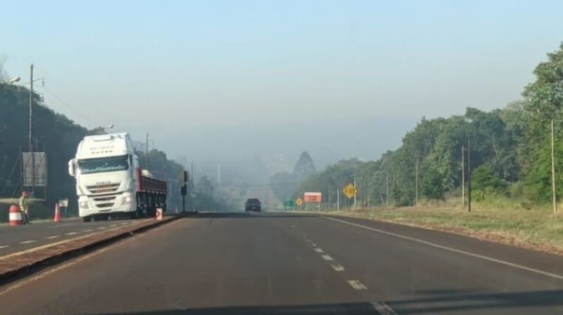 Solicitan circular con precaución por la visibilidad reducida en rutas misioneras a causa de los incendios en Corrientes