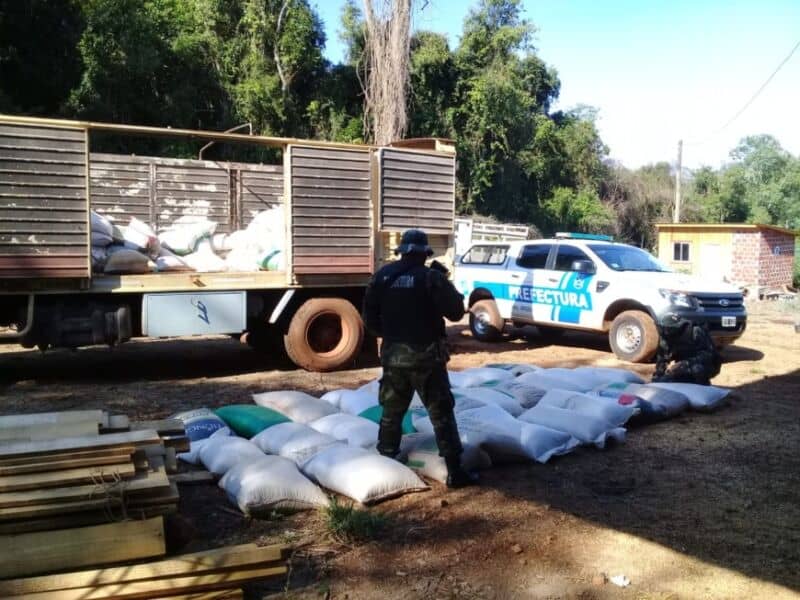 Golpe al contrabando en El Soberbio: incautaron casi seis toneladas de soja ilegal y detuvieron a dos hombres
