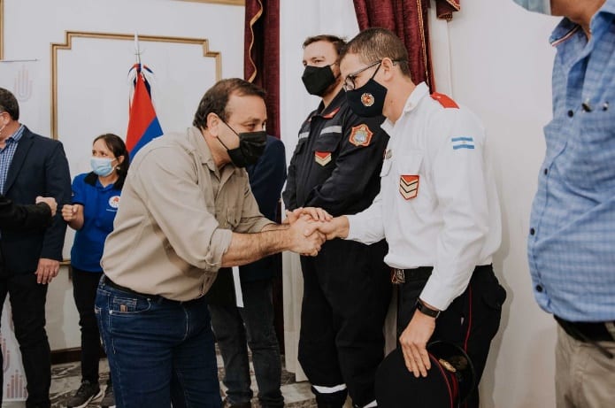 Entregaron cheques por 30 millones de pesos a varias asociaciones de bomberos voluntarios de Misiones