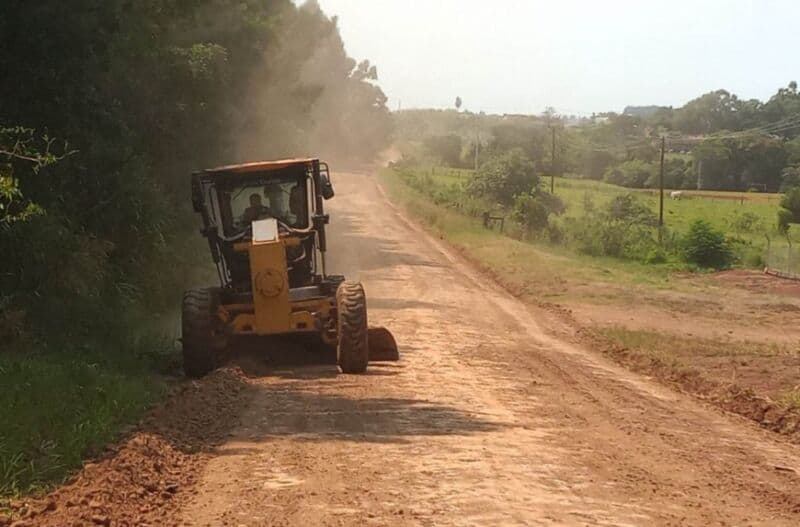 Trabajan en el arreglo de caminos terrados para lograr la correcta circulación de vecinos y el transporte de la producción