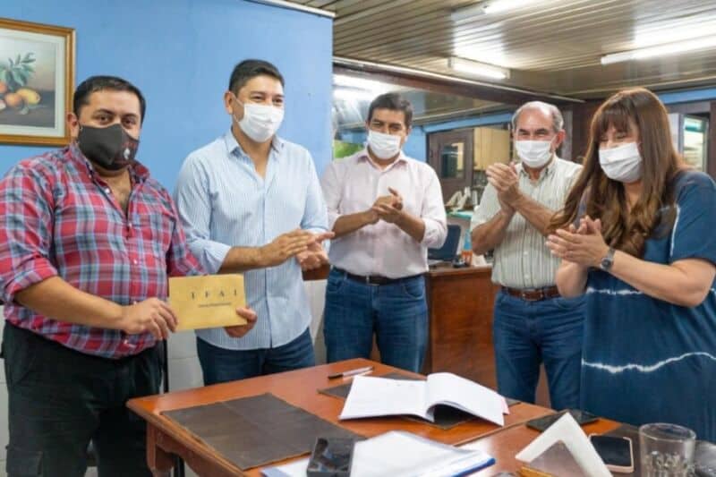 Autoridades del IFAI entregaron asistencia financiera para la reapertura de un restaurante posadeño