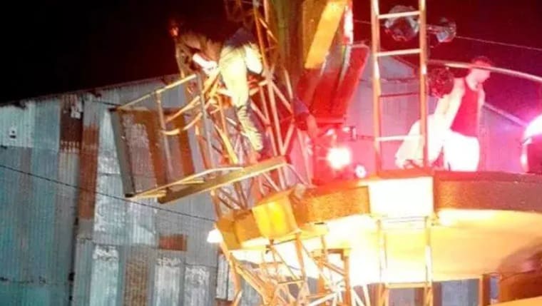 Una grúa cayó en pleno Carnaval de Gualeguaychú: hay dos hombres heridos