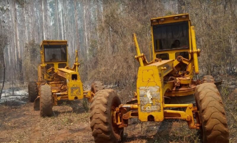 Vialidad Provincial sumó sus maquinarias a la lucha incesante contra los focos de incendio en varios municipios