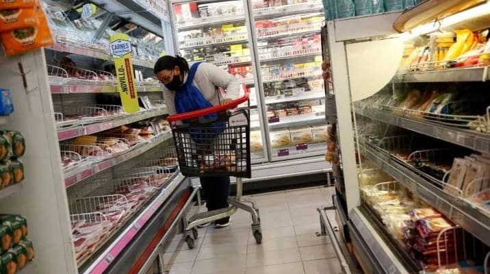 La expectativa de inflación bajó en febrero, pero se mantiene por encima de 50%