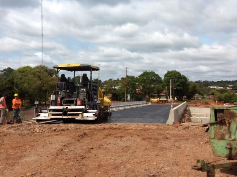 Asfaltaron el nuevo puente sobre el arroyo San Francisco en Andresito